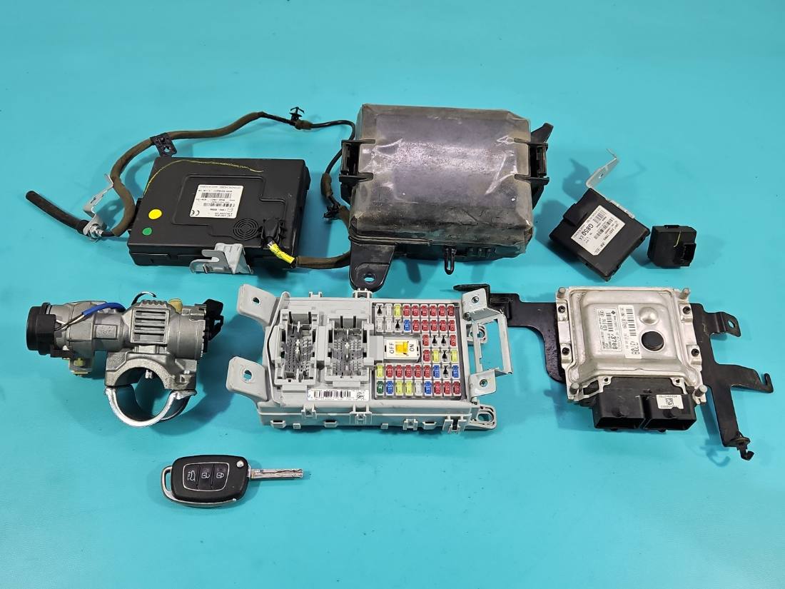 ЕБУ блок управління двигуна Hyundai I20 39106-03708