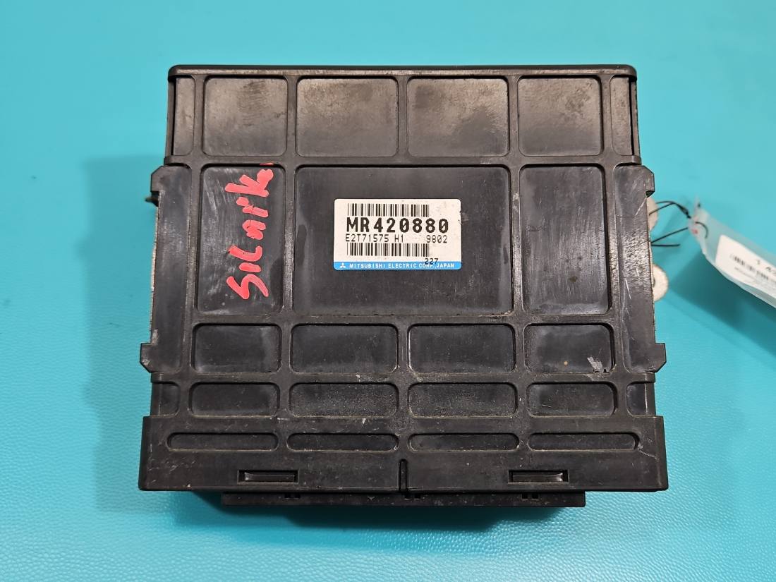 ЕБУ блок управління двигуна Mitsubishi Pajero MR420880