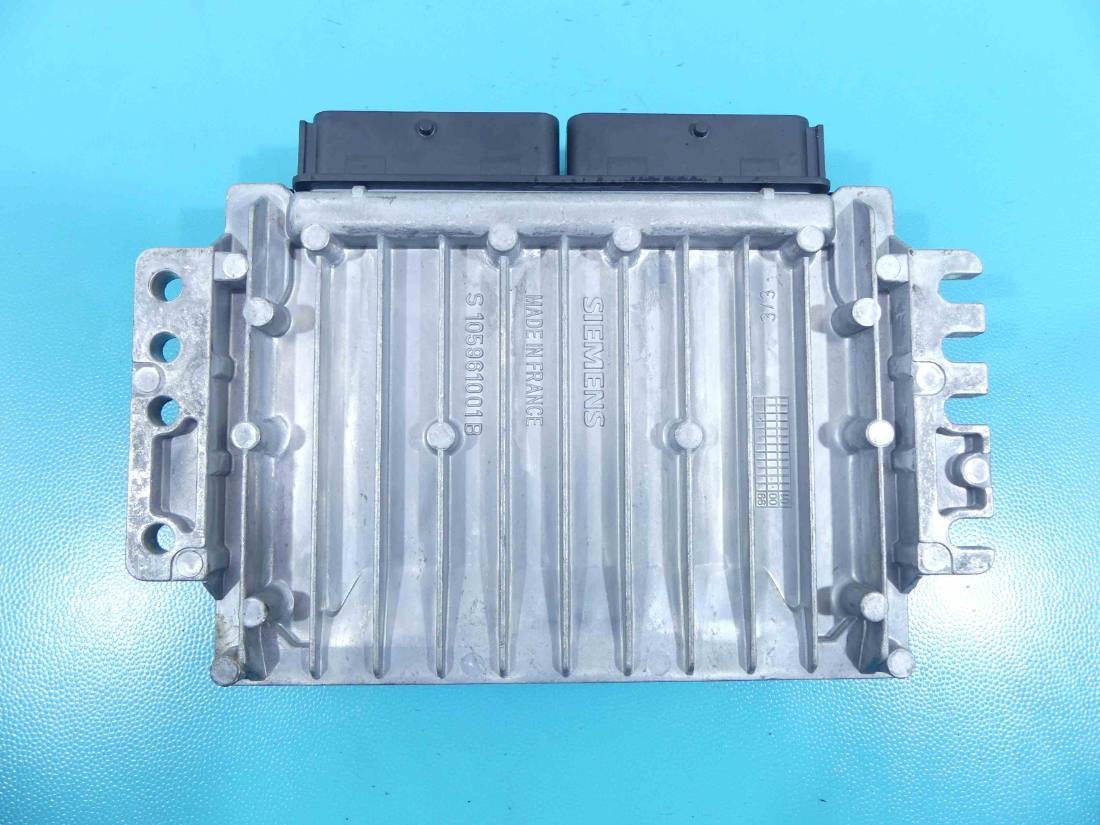 ЕБУ блок управління двигуна Volvo S40 S108212205B