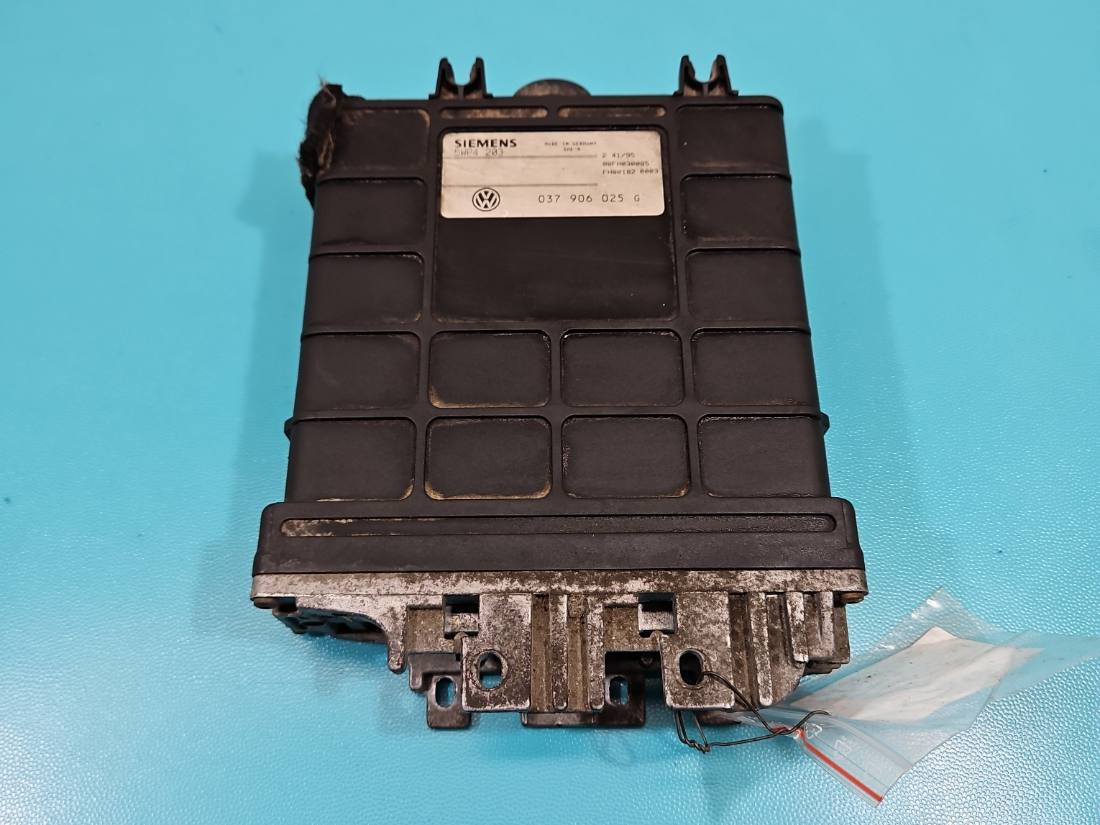 ЕБУ блок управління двигуна Volkswagen Passat B4 037906025G