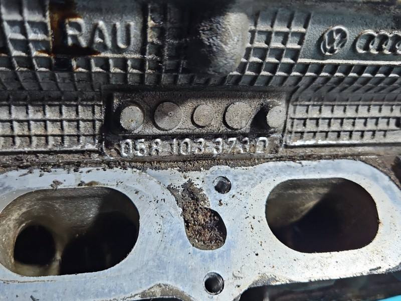 ГБЦ Головка блоку Audi A4 B7 058103373D — фото деталі 5