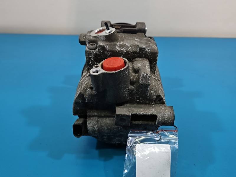 Компресор кондиціонера Volkswagen Touran 5K0820803B — фото деталі 4