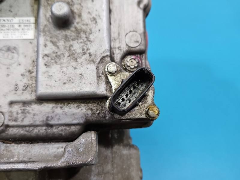 Компрессор кондиционера Toyota Auris 042200-1330 — фото детали 4