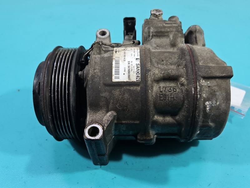 Компрессор кондиционера Mercedes C W205 A0008304400 — фото детали 4
