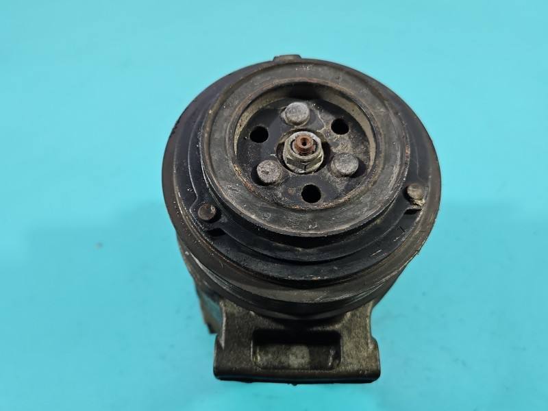 Компрессор кондиционера Mercedes C W205 A0008304400 — фото детали 5
