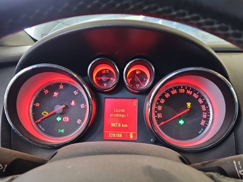 Щиток приладів Opel Astra J 13355679