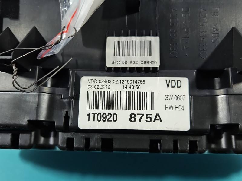 Щиток приборов Volkswagen Touran 1T0920875A — фото детали 7