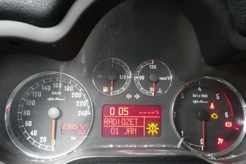 Щиток приборов Alfa romeo 147 156071238