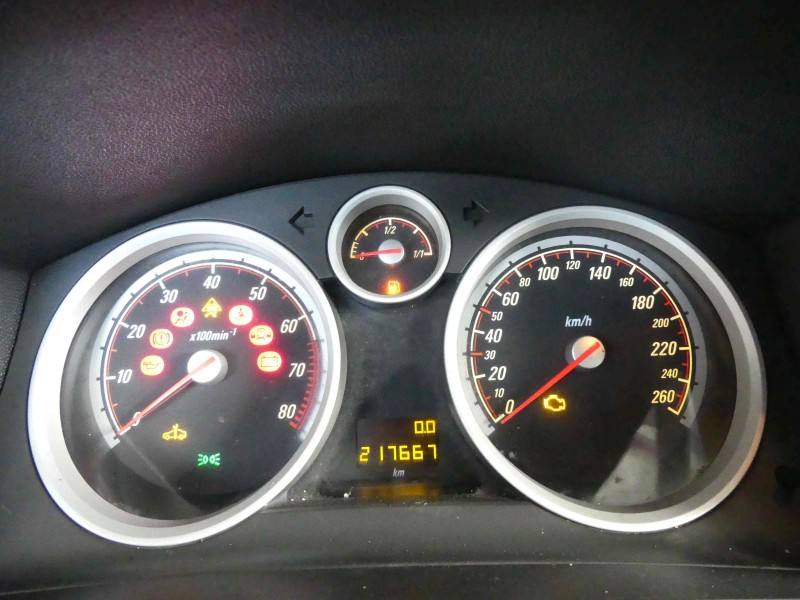 Щиток приладів Opel Zafira B 13230590