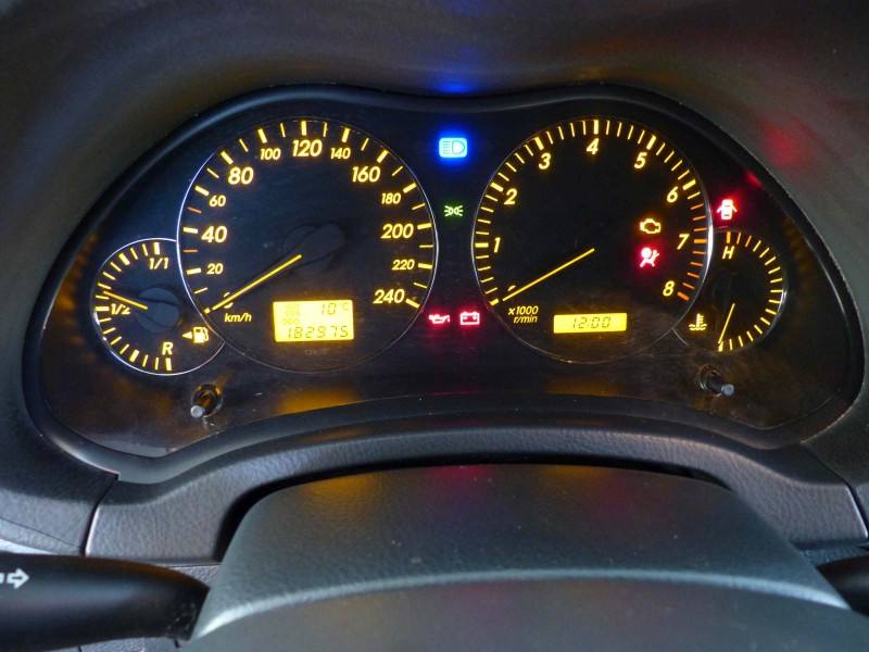 Щиток приборов Toyota Avensis T25 MB257430-0010