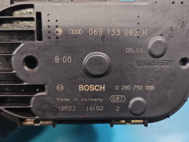 Дросельна заслінка Audi A4 B6 06B133062H — фото деталі 8