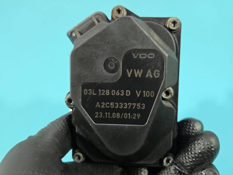 Дросельна заслінка Volkswagen Passat B6 03L128063D — фото деталі 8