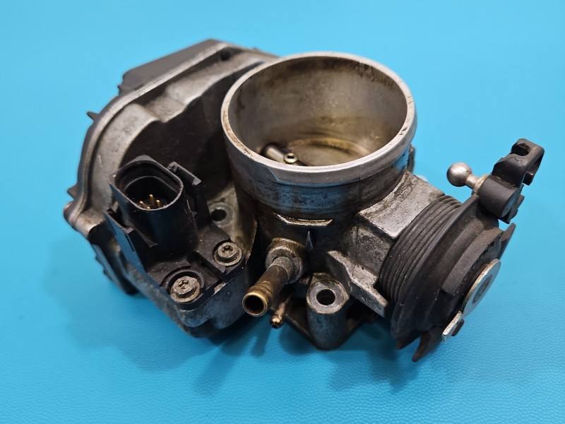 Дросельна заслінка Volkswagen Golf 4 058133063H