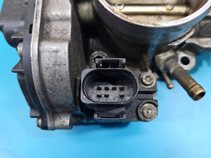 Дросельна заслінка Volkswagen Golf 4 058133063H — фото деталі 3