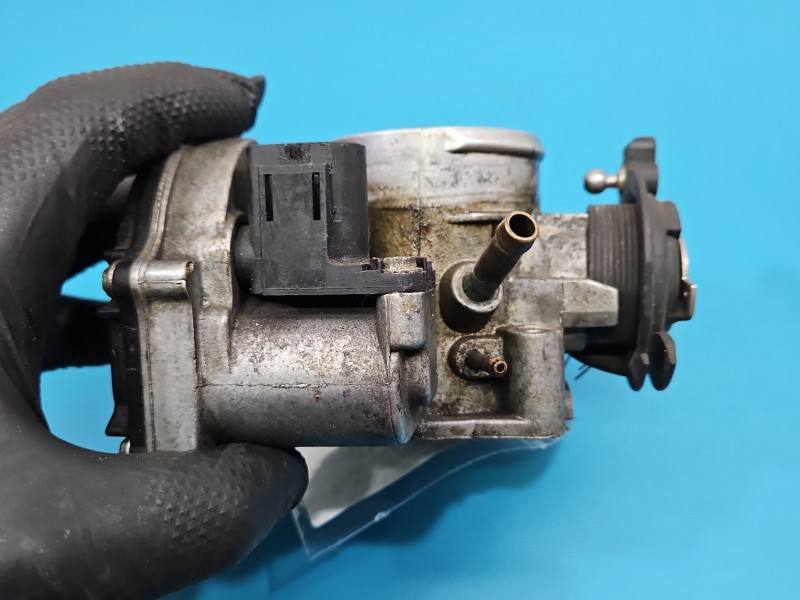 Дросельна заслінка Volkswagen Golf 4 058133063H — фото деталі 4