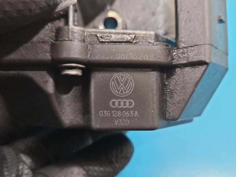 Дросельна заслінка Volkswagen Passat B6 03G128063A — фото деталі 3