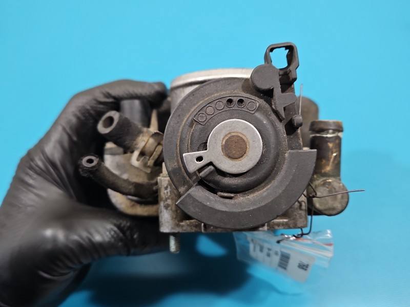 Дроссельная заслонка Volkswagen Passat B5 058133063H — фото детали 6
