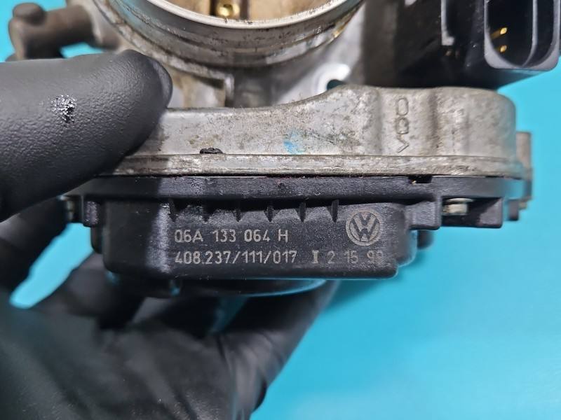 Дросельна заслінка Volkswagen New Beetle 06A133064H — фото деталі 4