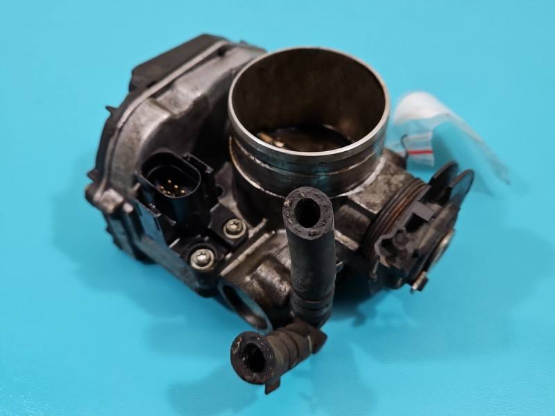 Дроссельная заслонка Audi A3 8L 06A133064M