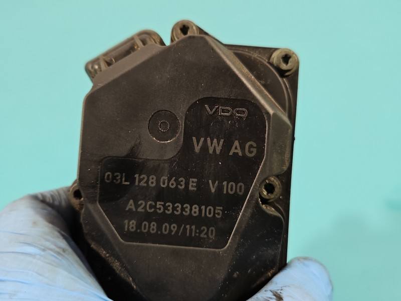 Дросельна заслінка Volkswagen Tiguan 03L128063E — фото деталі 5