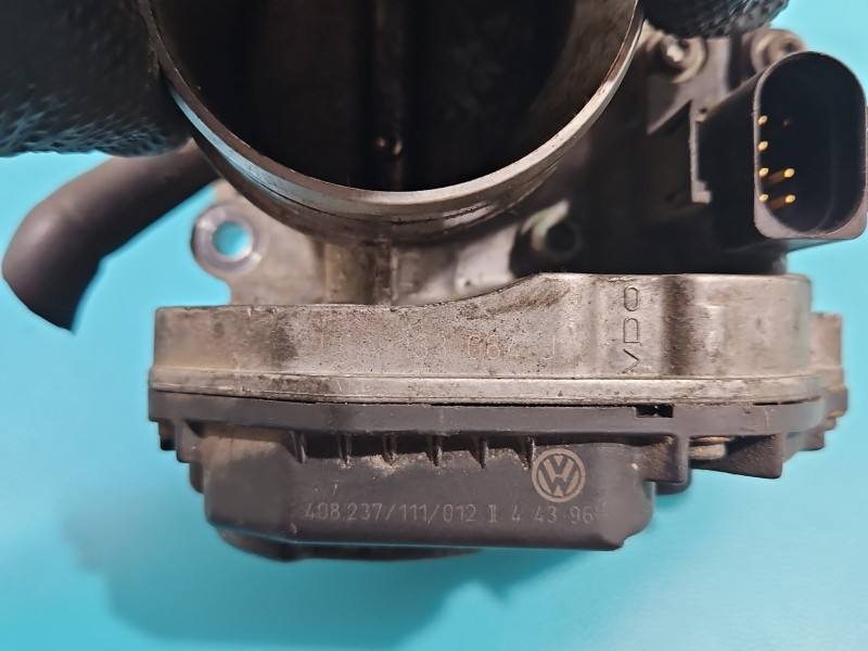Дросельна заслінка Audi A3 8L 06A 133 064 J — фото деталі 4
