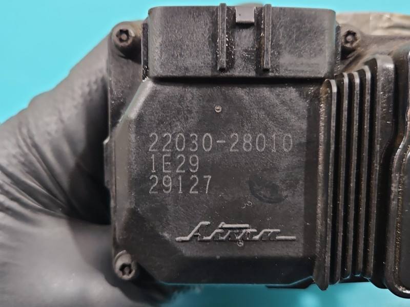 Дросельна заслінка Toyota Avensis T22 22030-28010 — фото деталі 7