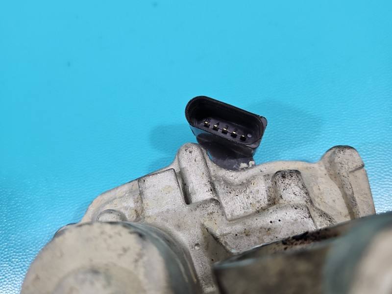Дросельна заслінка Volkswagen Caddy 04L131501L — фото деталі 4