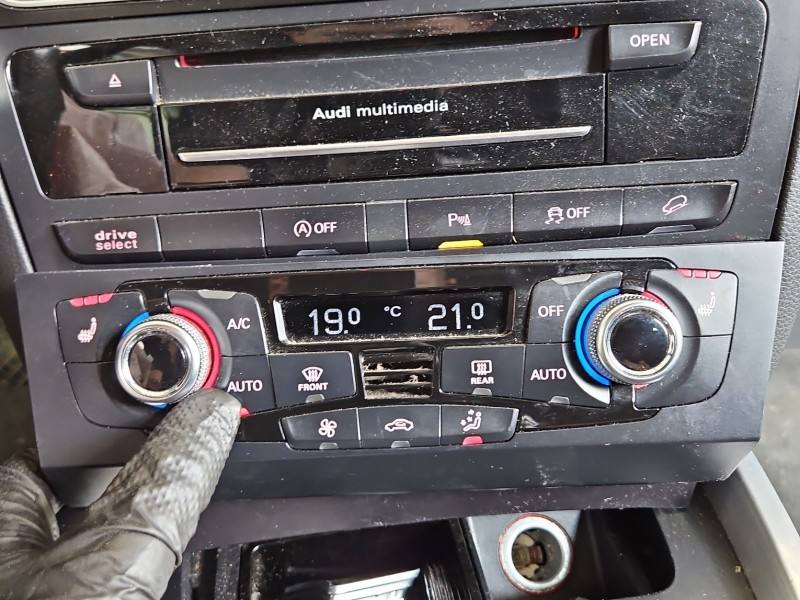Блок керування пічкою клімат Audi Q5 8K1820043BB