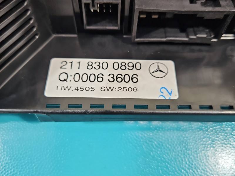 Блок керування пічкою клімат Mercedes E W211 2118300890 — фото деталі 4