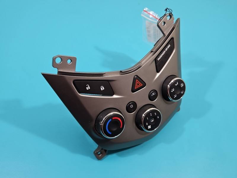 Блок керування пічкою клімат Chevrolet Aveo T300 95076682