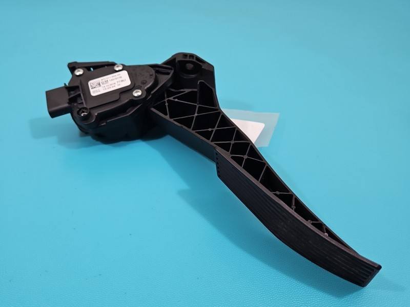Педаль газу потенціометр Opel Astra K 13373776