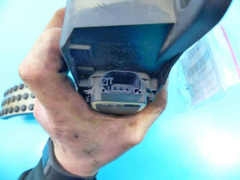 Педаль газу потенціометр Mercedes R W251 A1643000104 — фото деталі 5