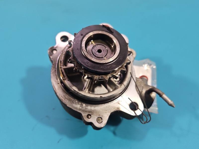 Вакуумний насос Mazda CX-7 R2AA18G00 — фото деталі 3