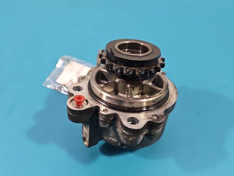 Вакуумний насос Mazda CX-7 R2AA18G00 — фото деталі 4
