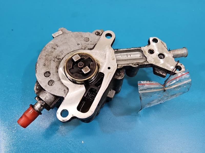 Вакуумний насос Volkswagen Passat B5 038145209C — фото деталі 6