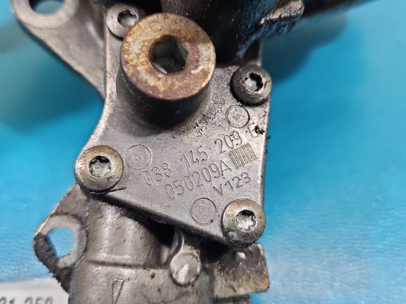 Вакуумний насос Volkswagen Golf 4 038145209E — фото деталі 4