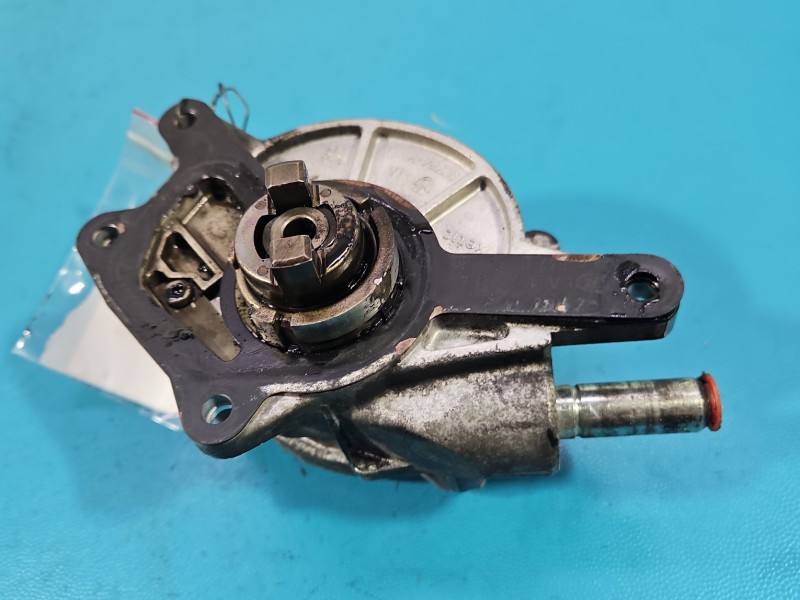 Вакуумный насос Mercedes ML W166 A6422300765 — фото детали 2