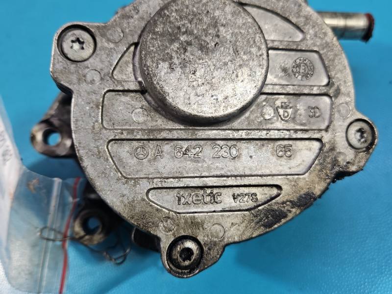 Вакуумный насос Mercedes ML W166 A6422300765 — фото детали 7