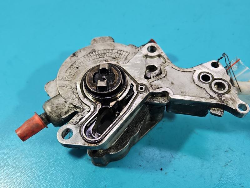 Вакуумный насос Volkswagen Golf 4 038145209A