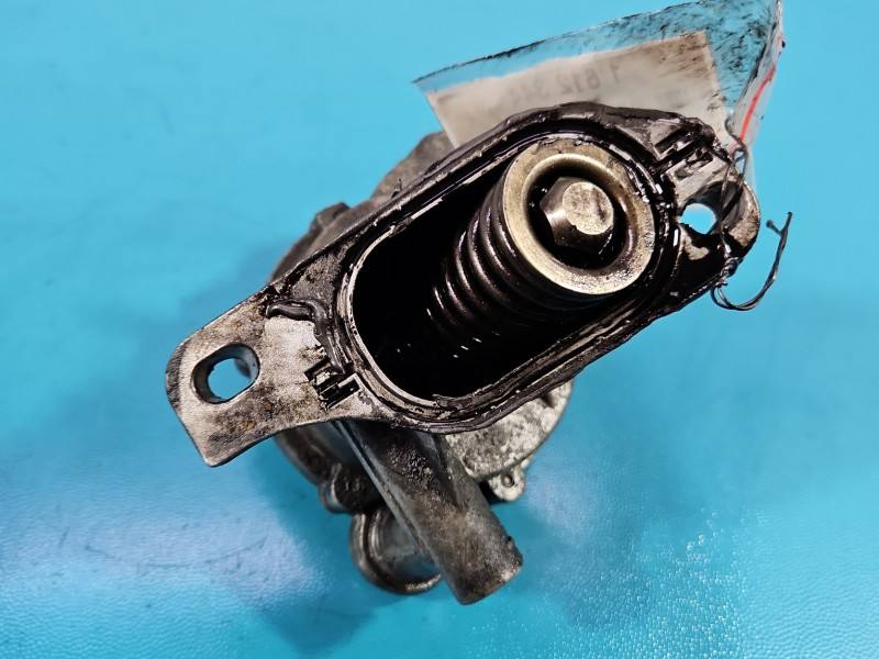 Вакуумний насос Volkswagen Transporter T4 074145100A — фото деталі 4