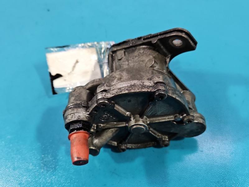 Вакуумний насос Volkswagen Transporter T4 074145100A — фото деталі 6