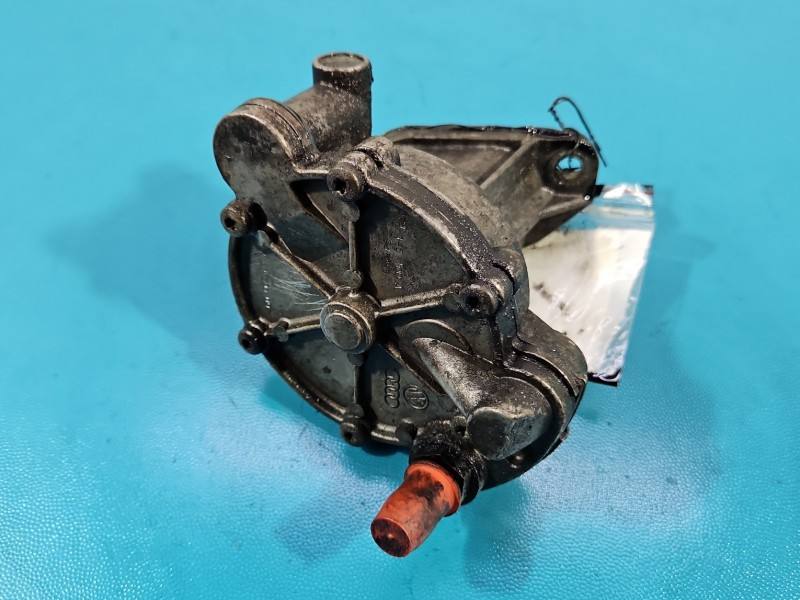Вакуумний насос Volkswagen Transporter T4 074145100A — фото деталі 7