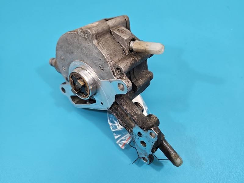 Вакуумний насос Volkswagen Touran 038145209M — фото деталі 3