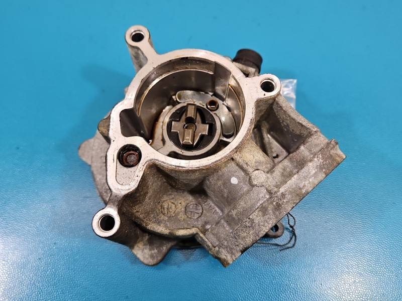 Вакуумный насос Audi A3 8V 06K145100B — фото детали 2