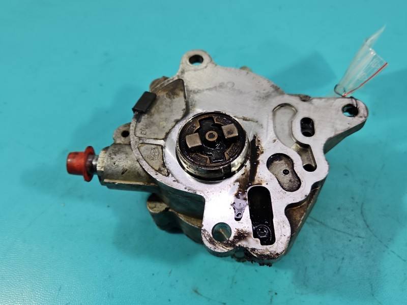 Вакуумный насос Volkswagen Passat B6 03G145209C — фото детали 4