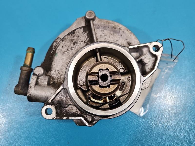 Вакуумний насос Audi A5 8T 057145100AF — фото деталі 2