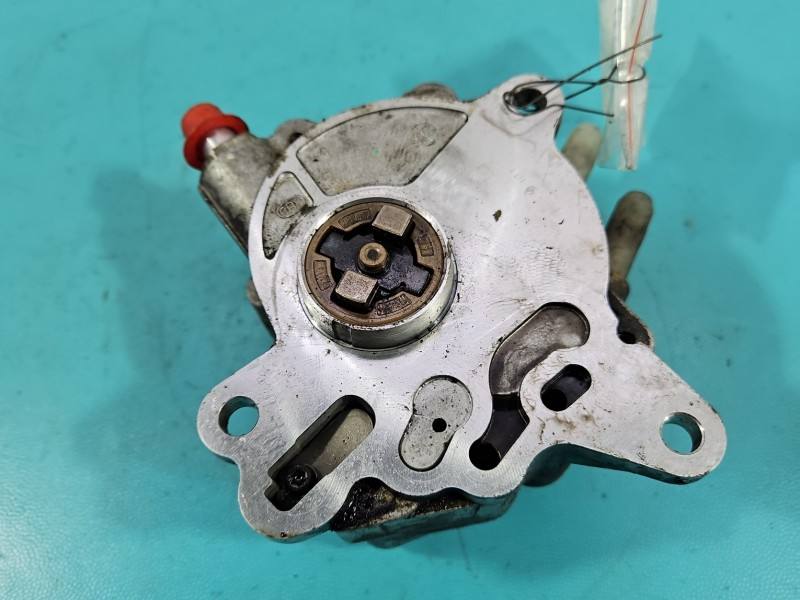 Вакуумный насос Volkswagen Touran 03G145209C — фото детали 2