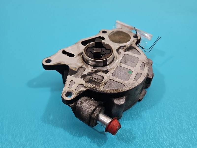 Вакуумний насос Volkswagen Passat B6 03L145100