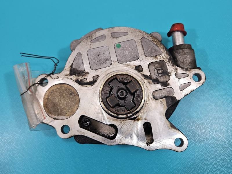 Вакуумний насос Volkswagen Passat B6 03L145100 — фото деталі 2