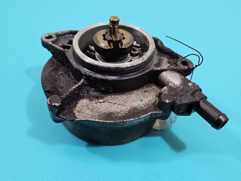Вакуумний насос Audi A8 D3 057145100AE